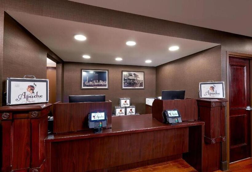 فندق على الطريق Apache