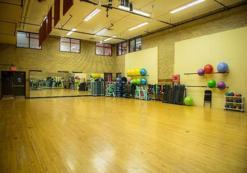 مسافرخانه West Side Ymca