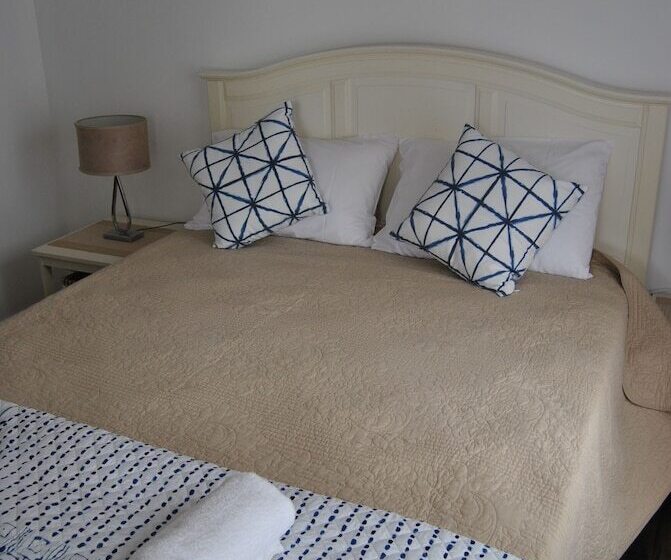 Budds Beach Apartments