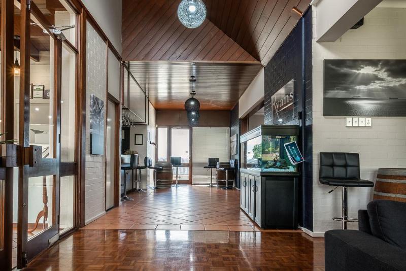 هتل Mandala Ace Albany