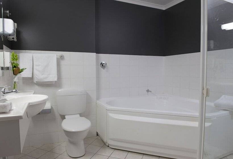 هتل Adelaide Riviera