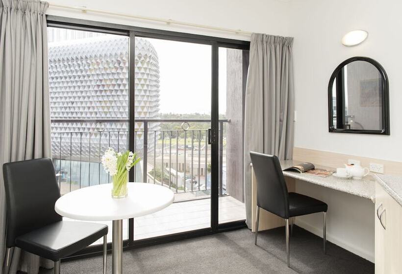 هتل Adelaide Riviera