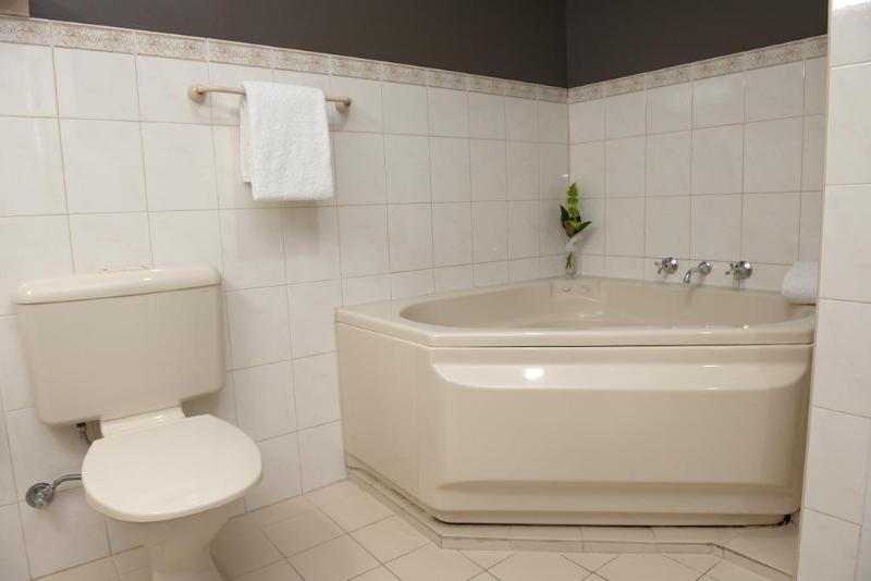 هتل Adelaide Riviera