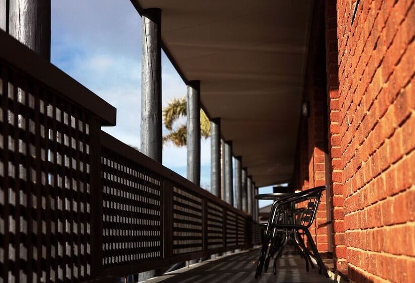 בית מלון כפרי Admiral Motor Inn