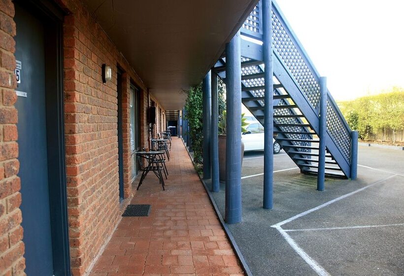 בית מלון כפרי Admiral Motor Inn