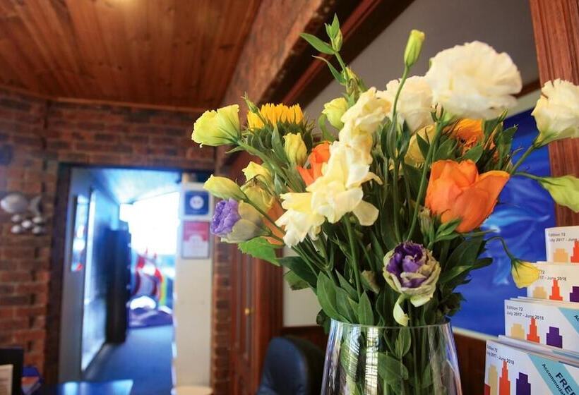 בית מלון כפרי Admiral Motor Inn