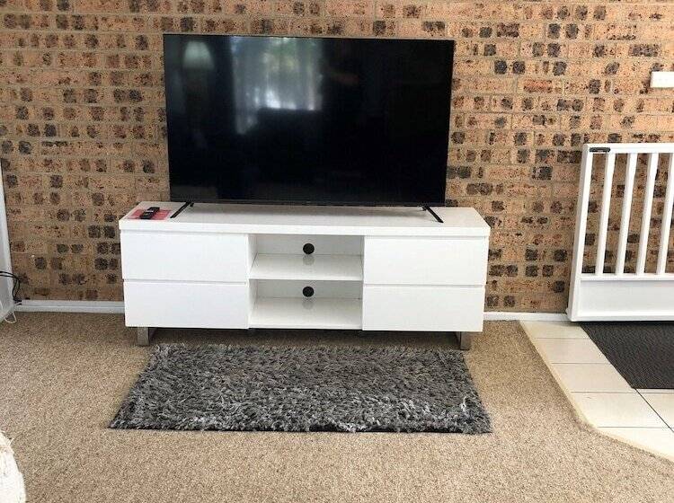 בית מלון כפרי Avaleen Lodge Motor Inn