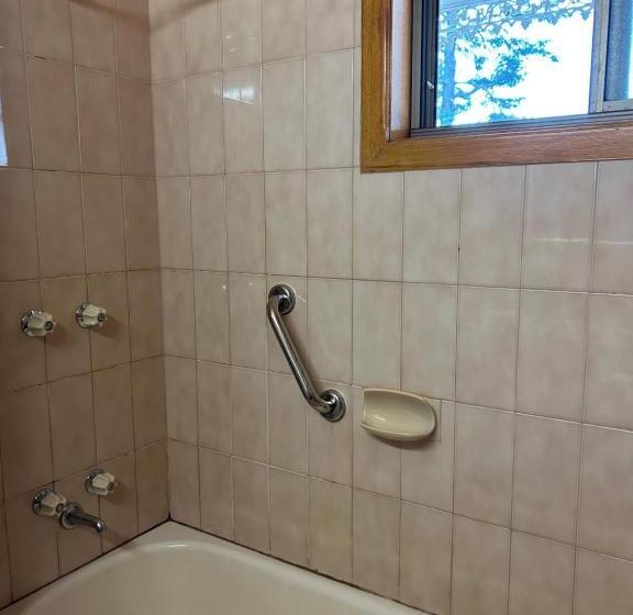 فندق Barrass's John Bright Motor Inn