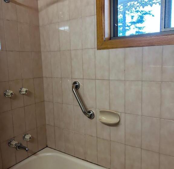 فندق Barrass's John Bright Motor Inn