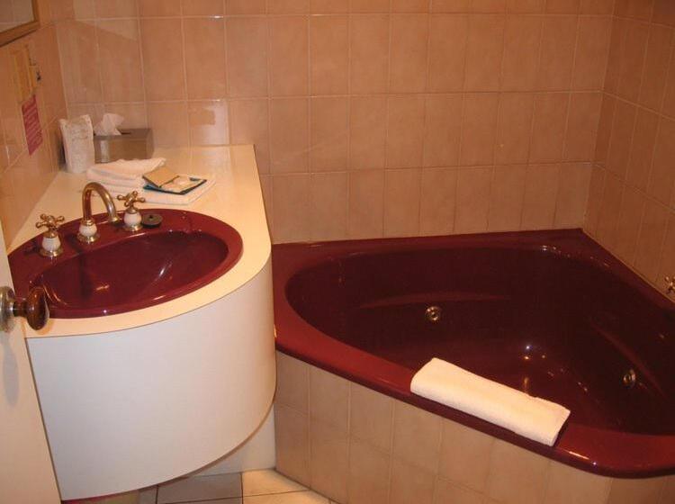 هتل Barrass's John Bright Motor Inn