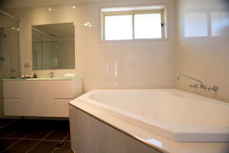 هتل Best Western Plus All Settlers Motor Inn