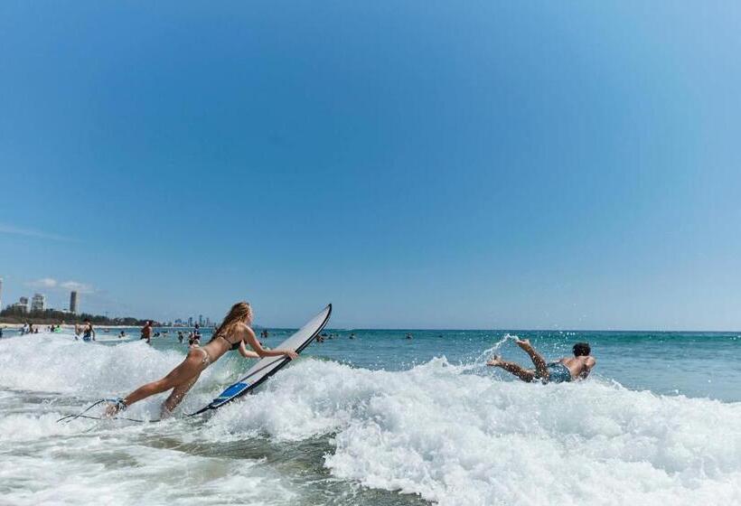 هتل Burleigh Beach Tower