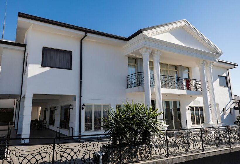 בית מלון כפרי Chateau Linza Resort