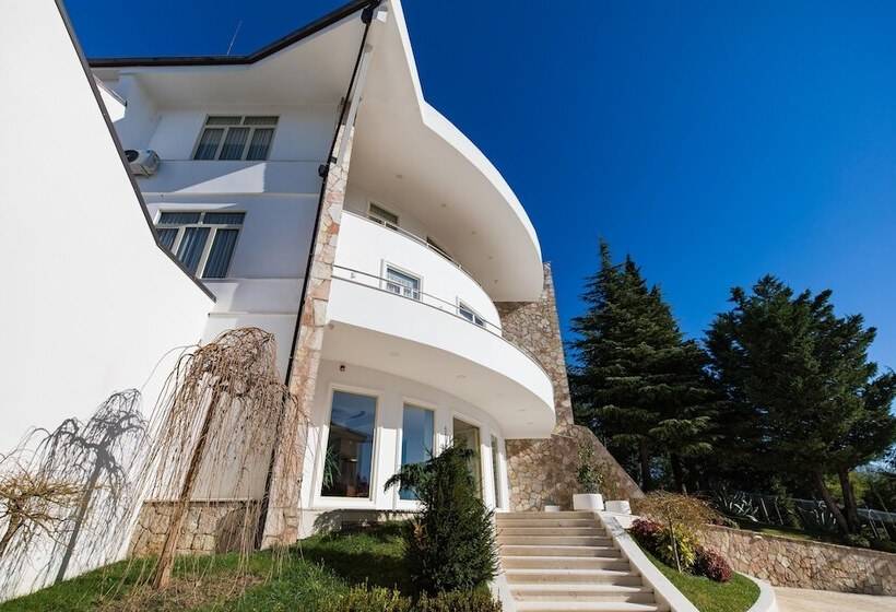 בית מלון כפרי Chateau Linza Resort