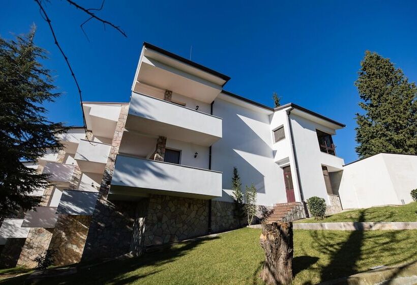 בית מלון כפרי Chateau Linza Resort