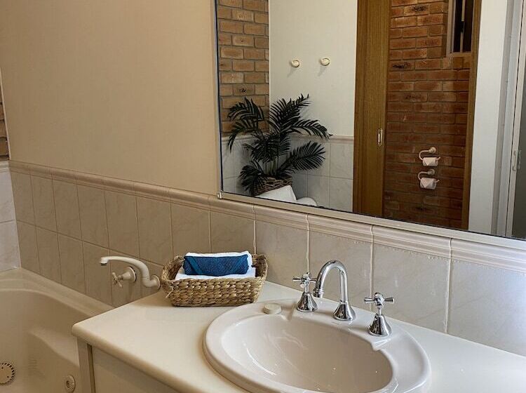 호텔 Coastal Waters Motor Inn