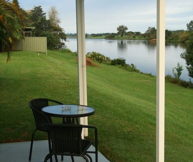 בית מלון כפרי Colonial Court Motor Inn