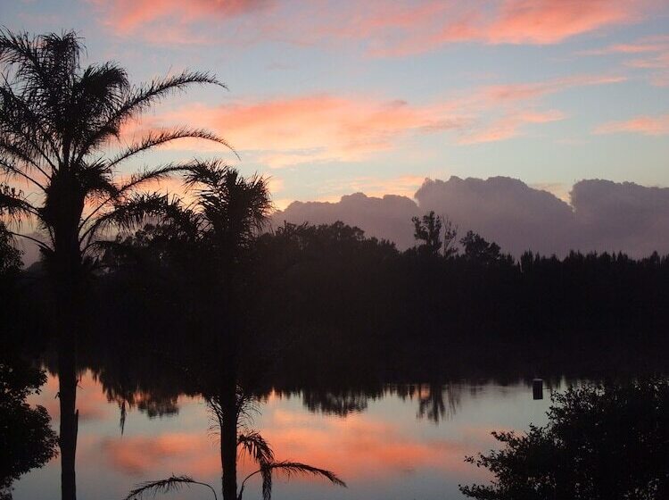 בית מלון כפרי Colonial Court Motor Inn