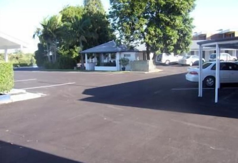 בית מלון כפרי Colonial Court Motor Inn