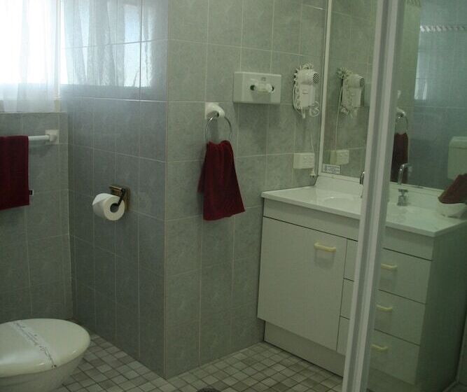 בית מלון כפרי Colonial Court Motor Inn