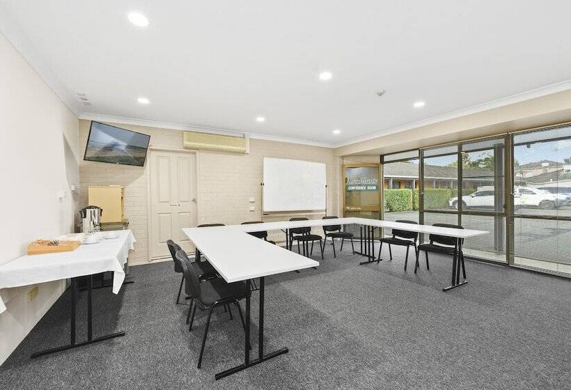 Отель Macquarie Barracks Motor Inn