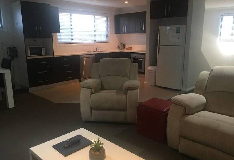 Отель Macquarie Barracks Motor Inn