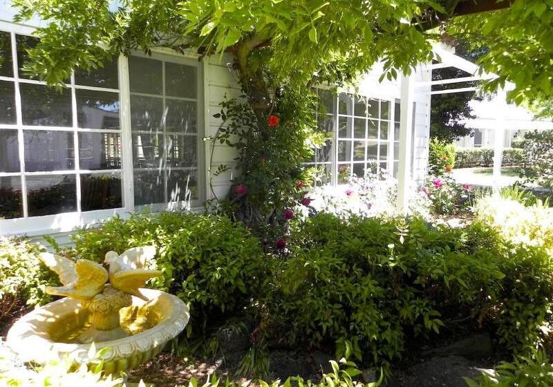 هتل Moore Park Inn