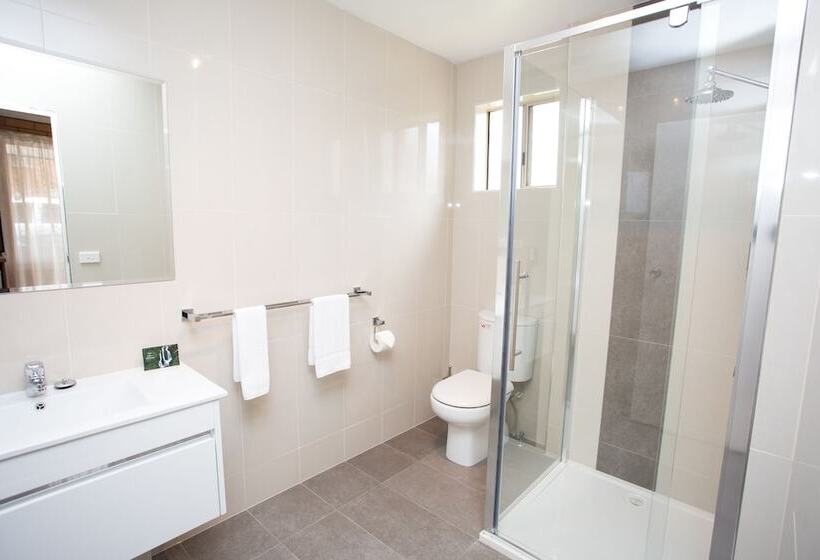 מוטל Blue Whale Motor Inn & Apartments