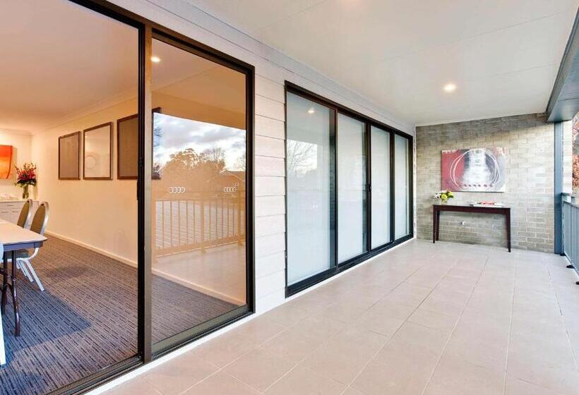 مُتل Ibis Styles Canberra Tall Trees