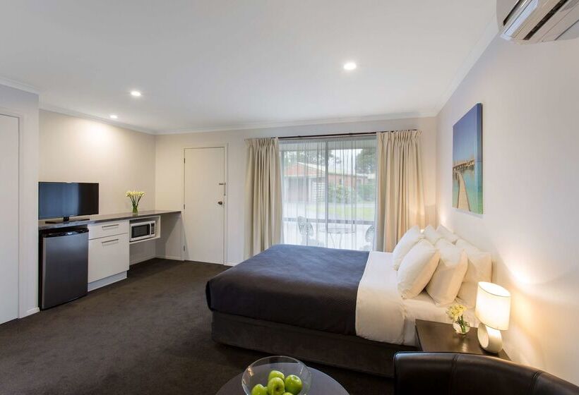 Best Western Colonial Village Motel