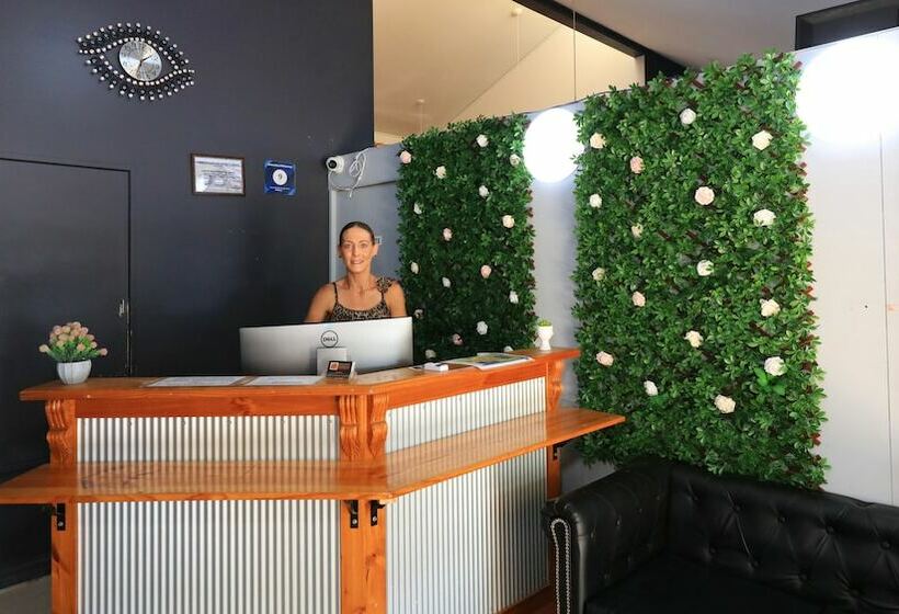 Executive Hideaway Motel