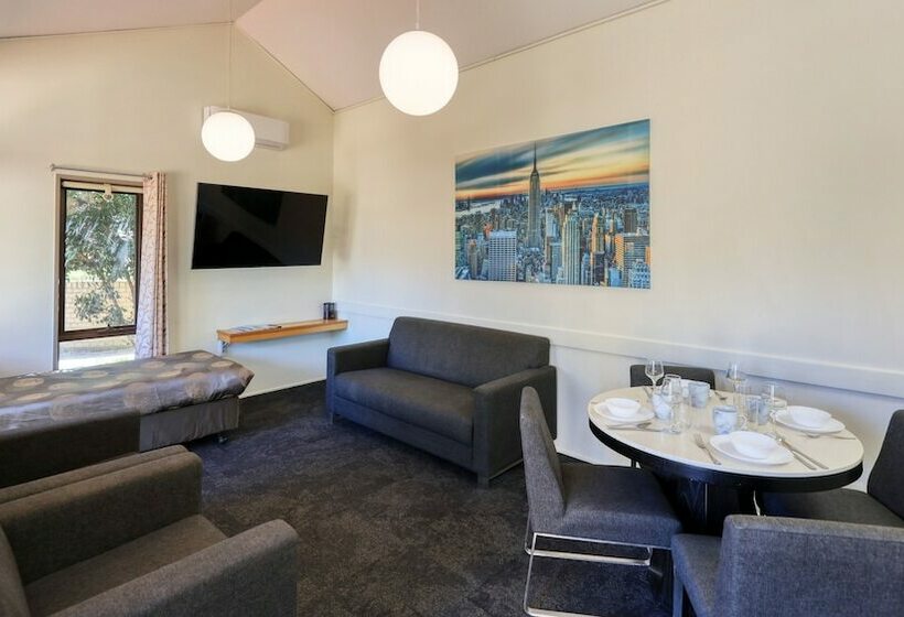 Executive Hideaway Motel