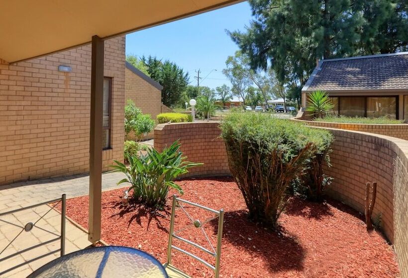 Executive Hideaway Motel