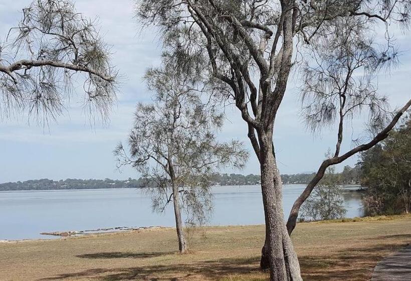 Hibiscus Lakeside Motel