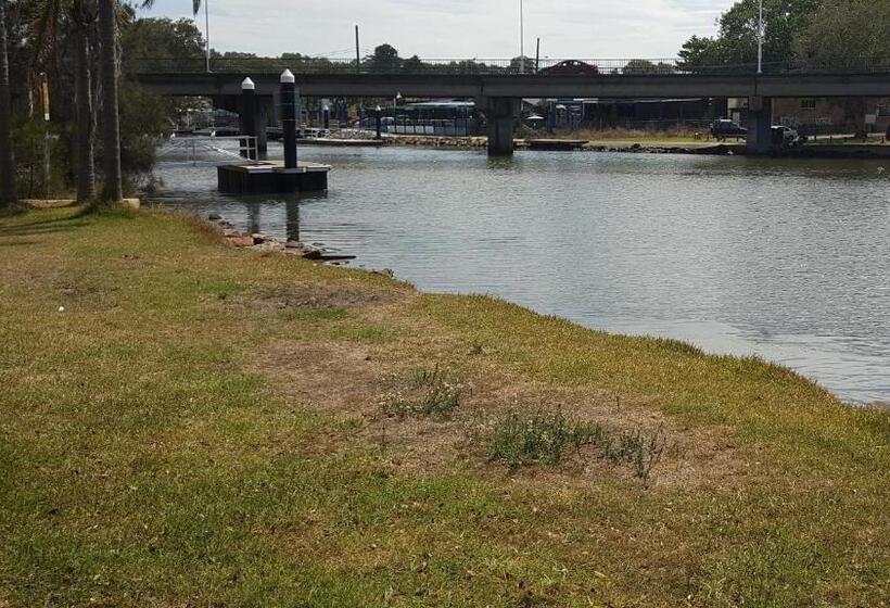 Hibiscus Lakeside Motel