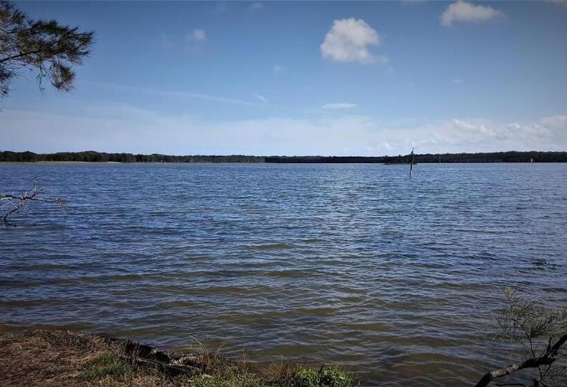 Hibiscus Lakeside Motel