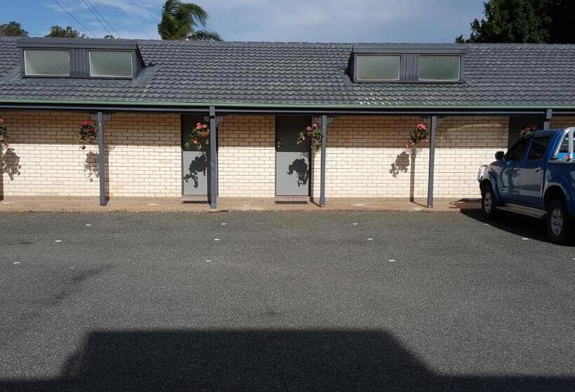 Hibiscus Lakeside Motel