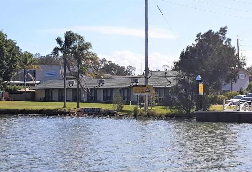 Hibiscus Lakeside Motel