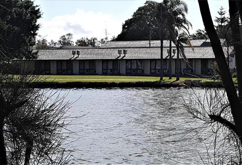 Hibiscus Lakeside Motel