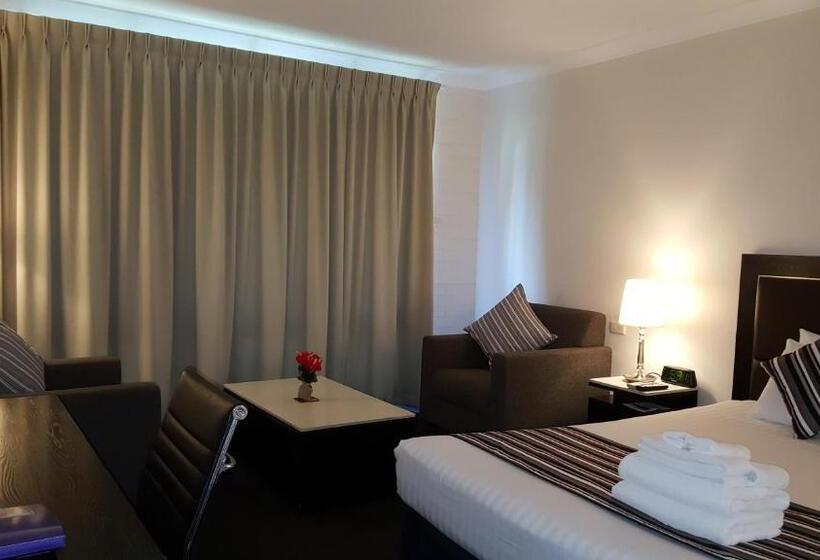 Hibiscus Lakeside Motel