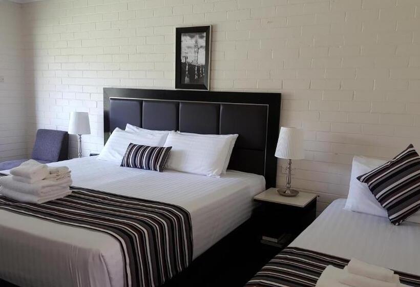 Hibiscus Lakeside Motel