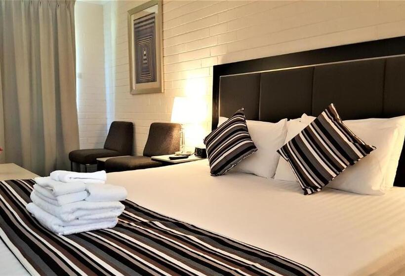 Hibiscus Lakeside Motel