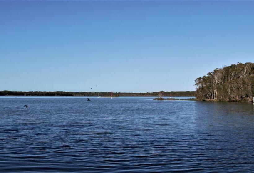 Hibiscus Lakeside Motel