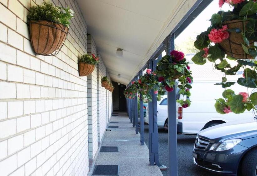 Hibiscus Lakeside Motel