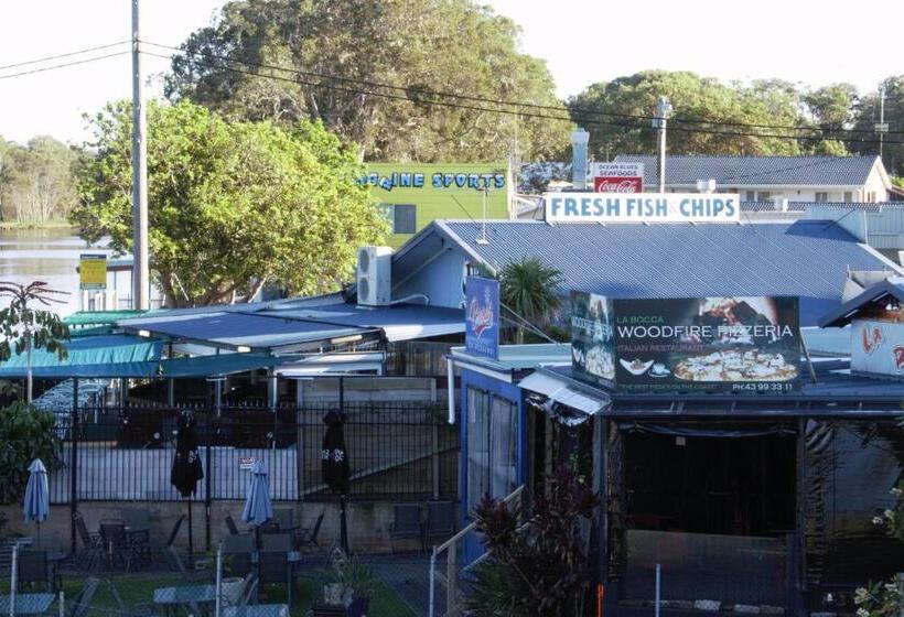 Hibiscus Lakeside Motel