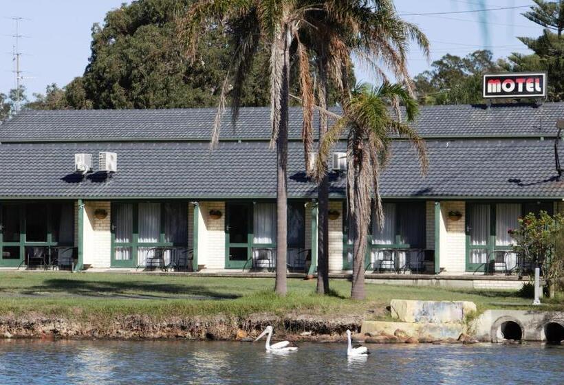Hibiscus Lakeside Motel