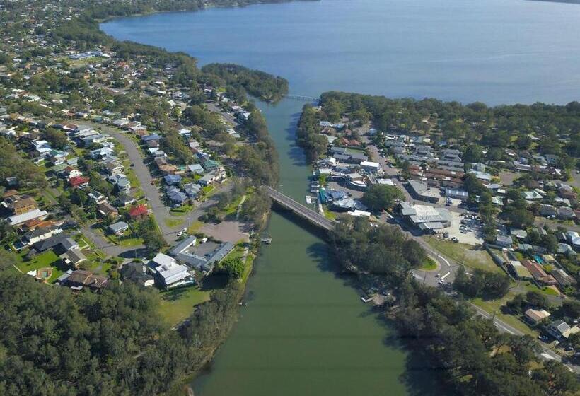 Hibiscus Lakeside Motel