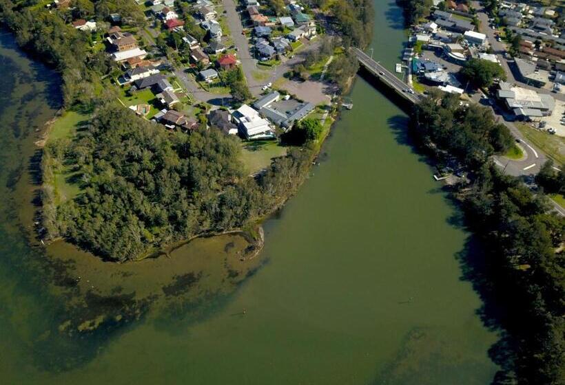 Hibiscus Lakeside Motel