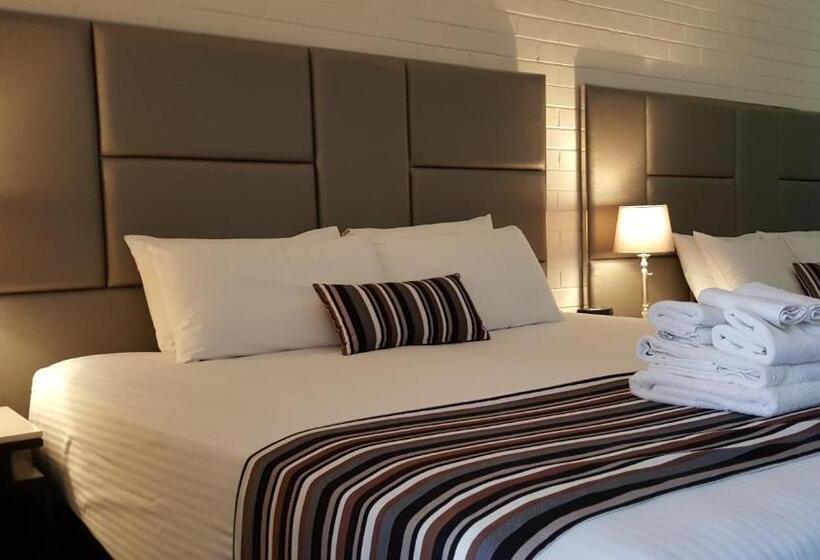 Hibiscus Lakeside Motel