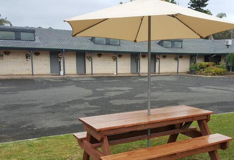 Hibiscus Lakeside Motel